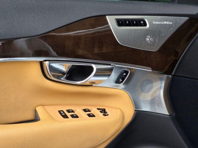 2016 Volvo XC90 T6 Momentum