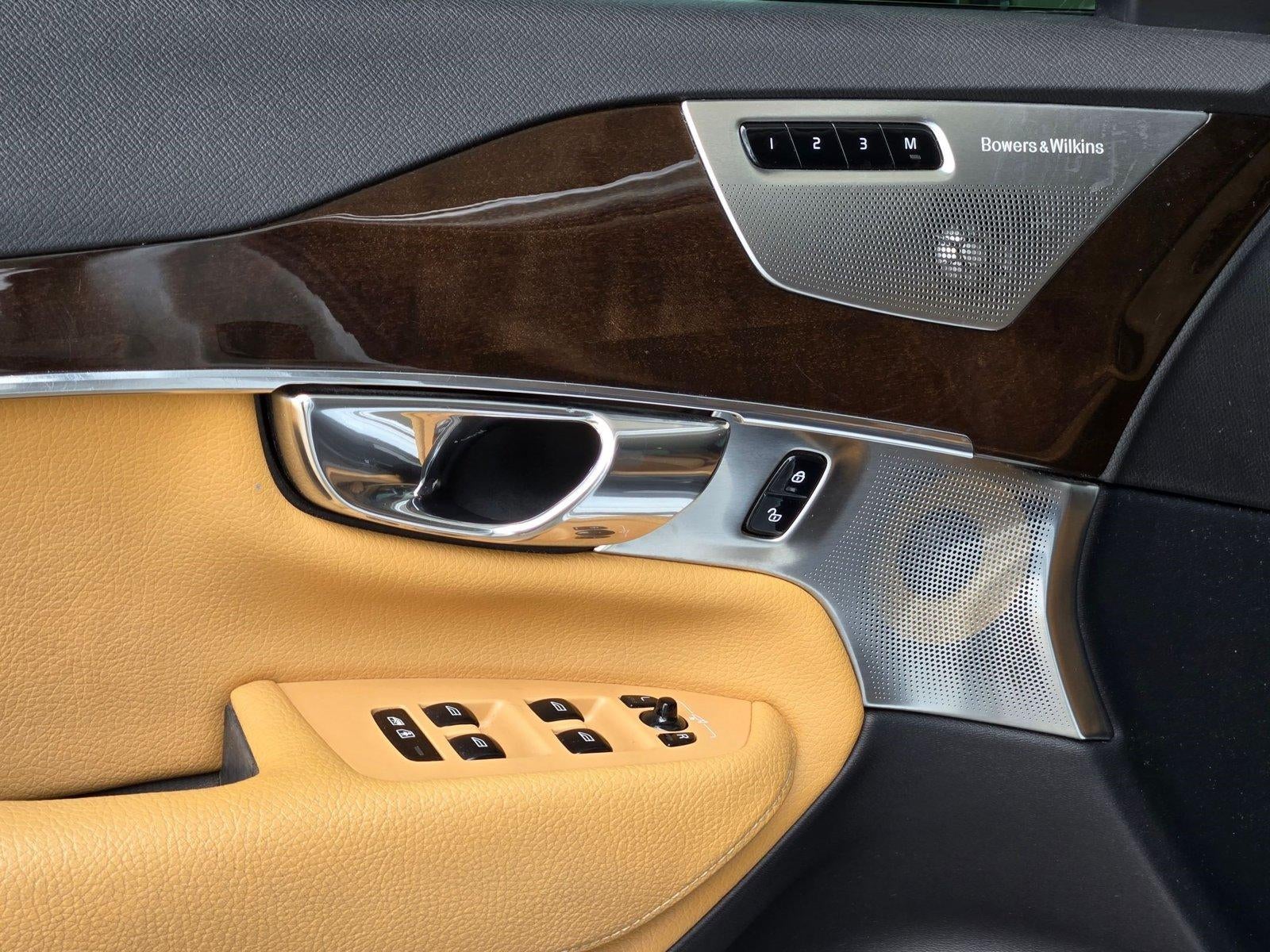 2016 Volvo XC90 T6 Momentum